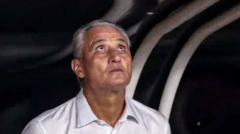 Tite durante partida do Campeonato Carioca 2024. Treinado recebe sugestão da torcida na web.