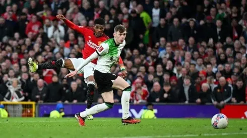 Jogadores de Manchester United e Liverpool em disputa em partida valida pela FA CUP 2023/2024.
(Foto: FA Cup)