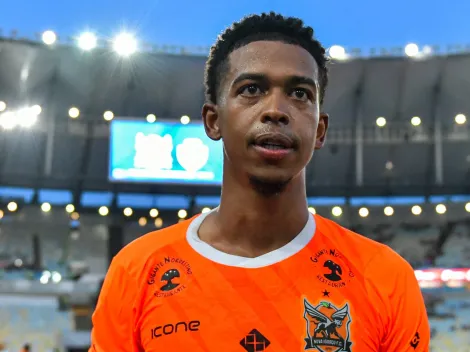 Torcida do Flamengo percebe a ausência de Carlinho da final do Carioca