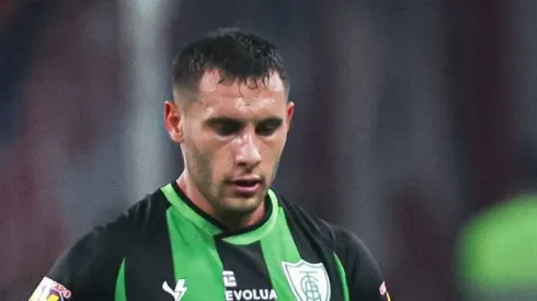 Martínez durante partida contra o Internacional pela Copa do Brasil de 2023. Volante tem futuro definido no mercado da bola.