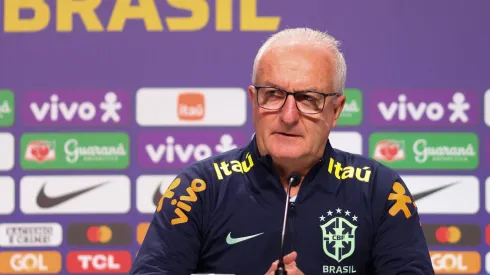 Dorival Júnior em coletiva de imprensa da Seleção Brasileira.
(Foto: Lucas Figueiredo/Getty Images)