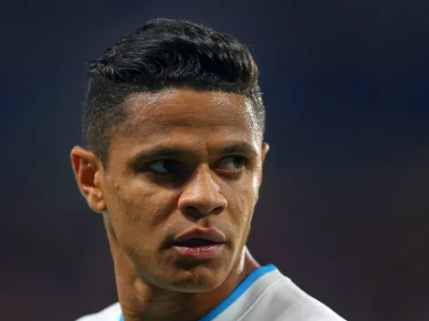 Douglas Santos revela interesse do Flamengo e comunica onde vai jogar