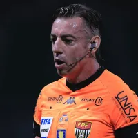 Áudio do VAR expõe dúvida de Claus e aborda tiro de meta reclamado no Santos; entenda