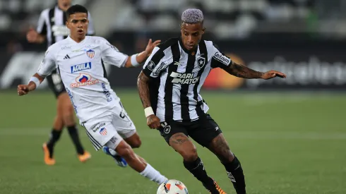 Tchê Tchê em campo pelo Botafogo na estreia da fase de grupos da Libertadores, no estádio Nilton Santos (Photo by Buda Mendes/Getty Images)