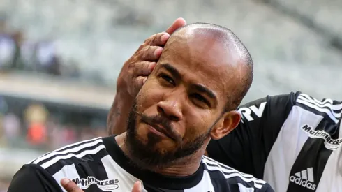 Patrick comemora seu gol durante partida contra o America-MG. Volante perto de assinar saída do Galo.