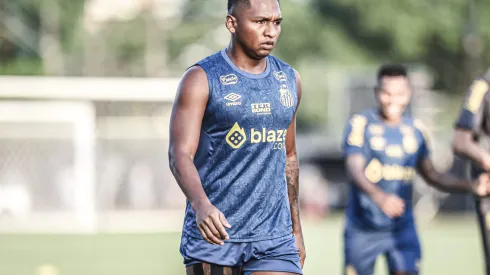 Morelos não consegue se firmar no Santos
