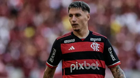 Varela sofre desgaste e deve ser poupado. Tite deve mexer muito no Flamengo para pegar o Atlético-GO