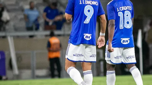 Jogadores do Cruzeiro lamentando o empate na Sul-Americana.