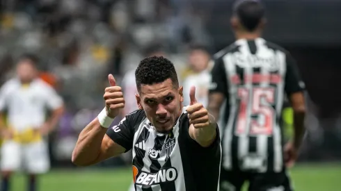 Paulinho comemorando o gol da vitória na partida entre Atlético-MG x Rosário Central na Libertadores.