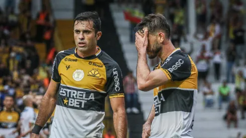 Eder e Felipe Mateus jogador do Criciuma durante partida contra o Brusque no estadio Heriberto Hulse pelo campeonato Catarinense 2024. Foto: Leonardo Hubbe/AGIF