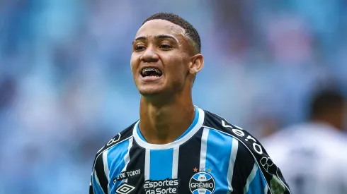 Gustavo Nunes comemorando seu único gol como profissional. Foto: Lucas Uebel/Grêmio FBPA