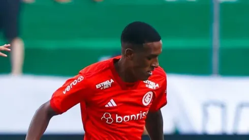 Robert Renan durante partida contra o Juventude pelo Gauchão 2024. Zagueiro pode deixar o Colorado.