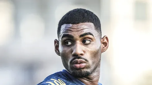 Joaquim durante treino no Centro de Treinamento CT Rei Pelé. Defensor desperta interesse de clubes brasileiros.