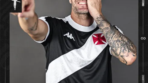 Vegetti com a camisa do Vasco, em homenagem a Roberto Dinaite, maior ídolo do clube. (Foto Leandro Amorim/Vasco da Gama)