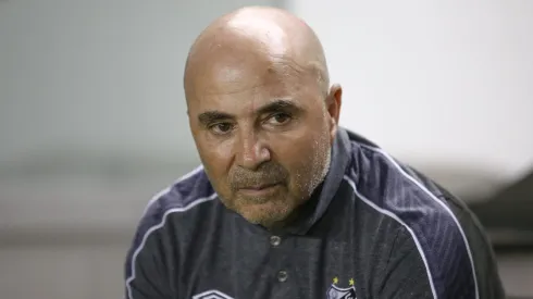 Jorge Sampaoli dirigindo o Santos em partida pelo Campeonato Brasileiro de 2019, contra o Botafogo, no dia 03/11.