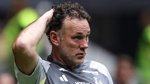 Durante coletiva, Milito falou sobre atuação da arbitragem na partida