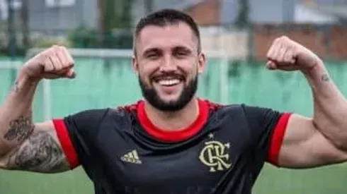 Arthur Piccoli com a camisa do Flamengo
Foto: Paula Reis/Marlon Goulart/Flamengo)