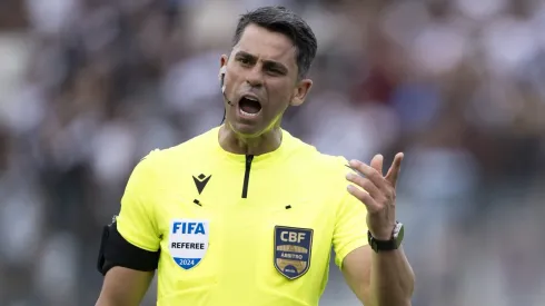 Árbitro Flávio Rodrigues de Souza no jogo entre Vasco e Grêmio. Foto: Jorge Rodrigues/AGIF