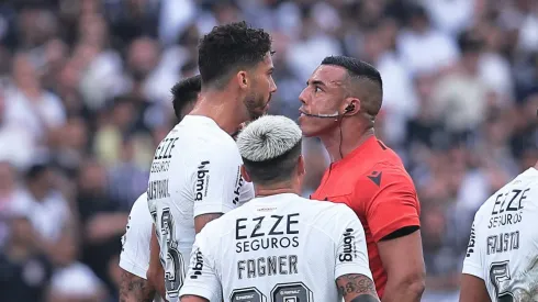 Yuri Elino teve atuação questionável no empate do Corinthians.