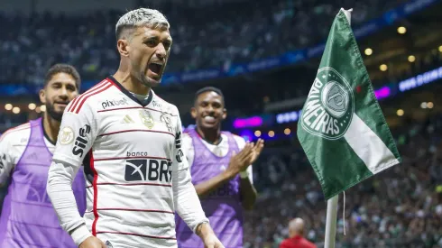 Arrascaeta comemora gol no Allianz Parque com a torcida do Flamengo, em jogo do Campeonato Brasileiro de 2023. Foto: Miguel Schincariol/Getty Images)