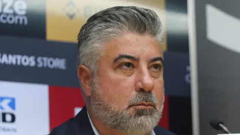 Alexandre Gallo fala com jornalistas na Vila Belmiro. Coordenador busca reforço para o ataque.