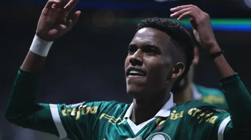 Estevão, meia do Palmeiras, vai começar no banco na escalação