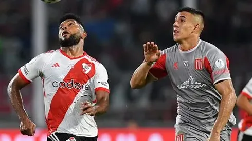 Zaid Romero disputando lance com Borja no Estádio Mario Kempes, em partida entre River Plate e Estudiantes, pela Supercopa Argentina, no dia 13/03/2024. Foto: Hernan Cortez/Getty Images