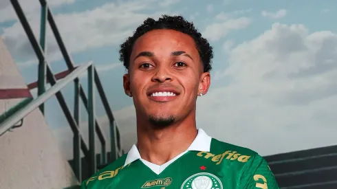 Lázaro com a camisa do Verdão. Foto: Fabio Menotti/Palmeiras.