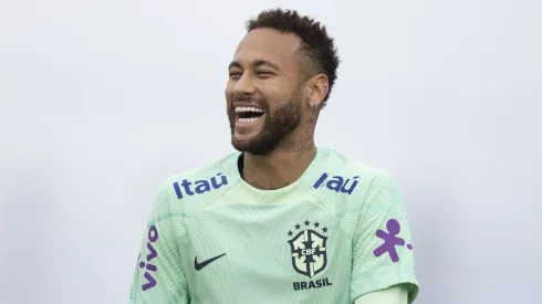 Neymar em treinado da Seleção Brasileira. O Menino da Vila tem sido visto constantemente vivenciando o momento do Peixe