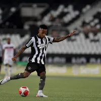 Tchê Tchê celebra vitória do Botafogo contra Atlético-GO sem sofrer gols