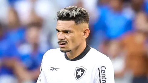 Tiquinho Soares foi reserva em Botafogo x Atlético-GO