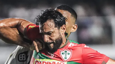 SP – SANTOS – 17/03/2024 – PAULISTA 2024, SANTOS X PORTUGUESA – Joaquim jogador do Santos disputa lance com Henrique Dourado jogador do Portuguesa durante partida no estadio Vila Belmiro pelo campeonato Paulista 2024. Foto: Reinaldo Campos/AGIF