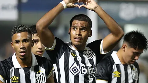 Enzo Monteiro treina como titular e Carille define Santos na Série B