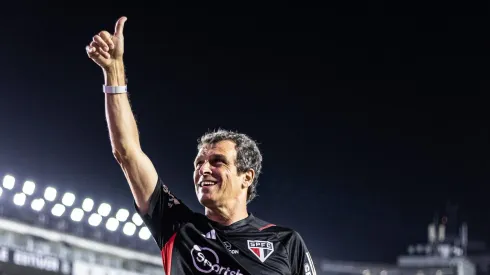 SP – SANTOS – 08/11/2023 – BRASILEIRO A 2023, SAO PAULO X BRAGANTINO – Milton Cruz auxiliar tecnico do Sao Paulo durante partida contra o Bragantino no estadio Vila Belmiro pelo campeonato Brasileiro A 2023. Foto: Abner Dourado/AGIF