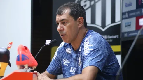 SP – SANTOS – 20/04/2024 – BRASILEIRO B 2024, SANTOS X PAYSANDU – Fabio Carille tecnico do Santos durante coletiva depois da partida contra o Paysandu no estadio Vila Belmiro pelo campeonato Brasileiro B 2024. Foto: Reinaldo Campos/AGIF