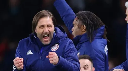 Pedro Martins comemorando vitória pelo Olympiacos. Técnico quase acertou com o SP.