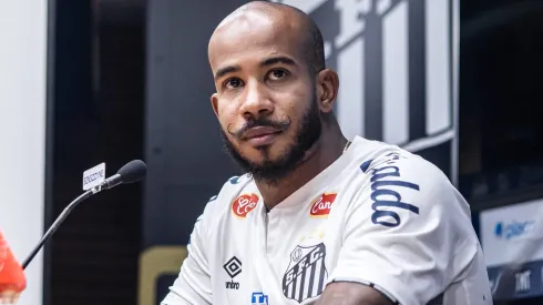 Patrick em apresentação na Vila Belmiro - Fotos: Raul Baretta/ Santos FC.