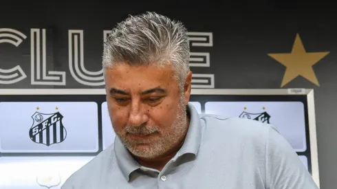 SP - SANTOS - 23/08/2023 - SANTOS, APRESENTACAO RINCON - O dirigente Alexandre Gallo fala aos jornalistas durante apresentacao oficial de Rincon como jogador do Santos em coletiva de imprensa realizada no Vila Belmiro.