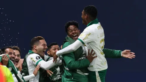 Endrick e seus companheiros comemorando o gol da vitória do Palmeiras.