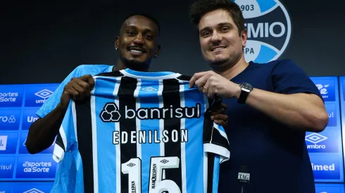 Edenilson em sua apresentação ao Grêmio, com o vice de futebol Antônio Brum, no dia 24/04/2024. Foto: Rodrigo Fatturi/Grêmio