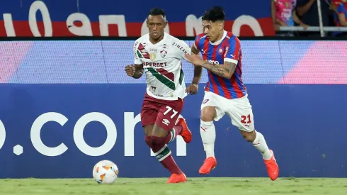 Marquinhos, do Fluminense, contra o Cerro Porteño (Foto: Christian Alvarenga/Getty Images)
