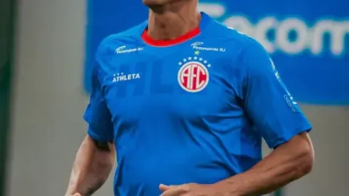 Romário realiza primeiro treino pelo América-RJ ao lado do filho