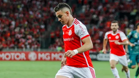 Rafael Borré, jogador do Internacional atuando na Sul-Americana.