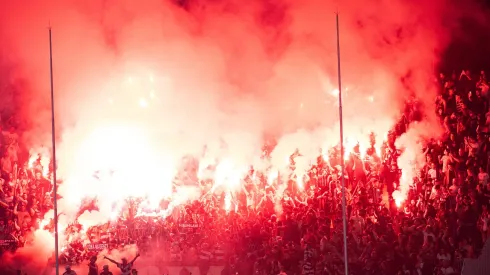Sinalizadores ligados durante o jogo com o RB Bragantino