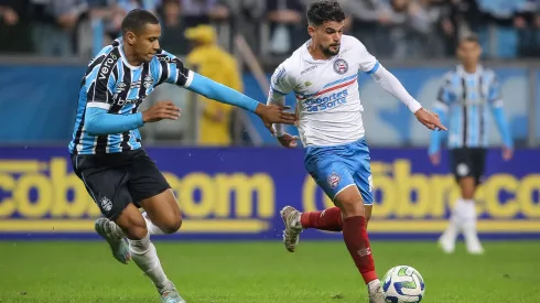 Bruno Alves jogador do Gremio disputa lance com Cauly jogador do Bahia durante partida no estadio Arena do Gremio pelo campeonato Copa do Brasil 2023. Foto: Pedro H. Tesch/AGIF