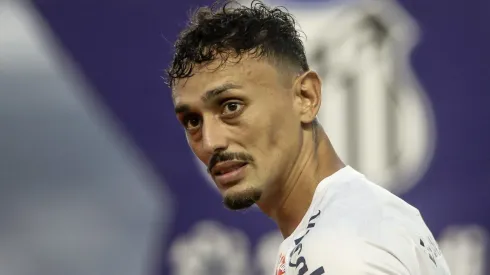 Diego Pituca durante a execução do hino nacional na final do Campeonato Paulista, entre Santos e Palmeiras, na Vila Belmiro, no dia 31/03/2024.