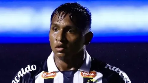 Alfredo Morelos durante partida contra o Sao Paulo. Atacante foi titular na Série B.