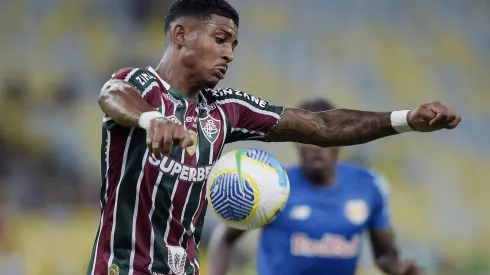 Mãe de John Kennedy se manifesta sobre afastamento do atacante.