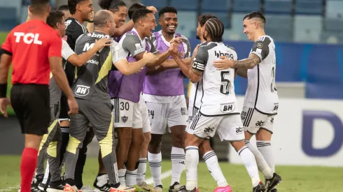 Gustavo Scarpa jogador do Atletico-MG comemora seu gol com jogadores do seu time durante partida contra o Cuiaba no estadio Arena Pantanal pelo campeonato Brasileiro A 2024. Foto: Gil Gomes/AGIF