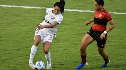 Rafa Barros jogadora do Flamengo disputa lance com Brena jogadora do Santos durante partida no estadio Luso Brasileiro pelo campeonato Brasileiro A Feminino 2021. Foto: Thiago Ribeiro/AGIF